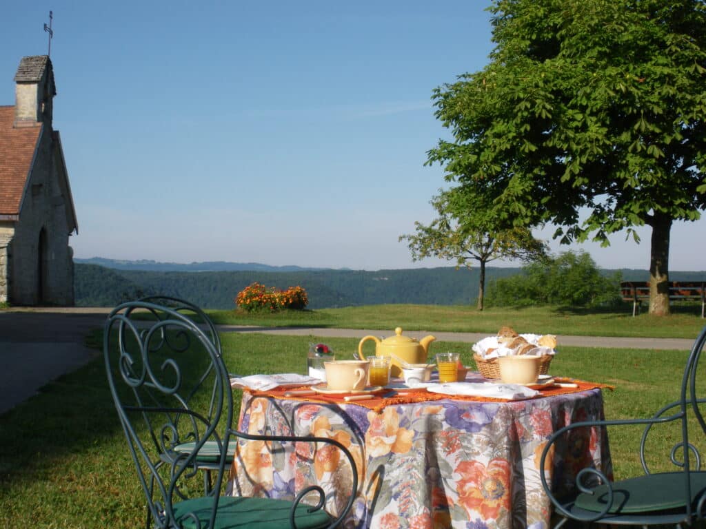 AUPRES DES VIGNES AUPRES DU VERGER