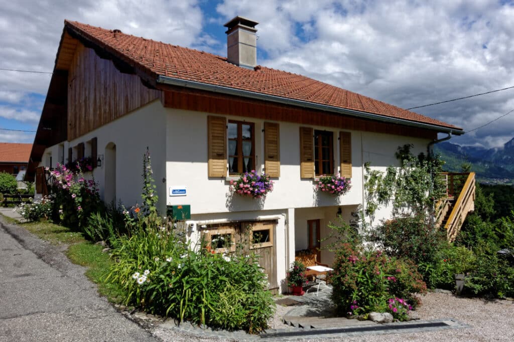 LOCATION SAISONNIERE LE PRE DE LAMIA